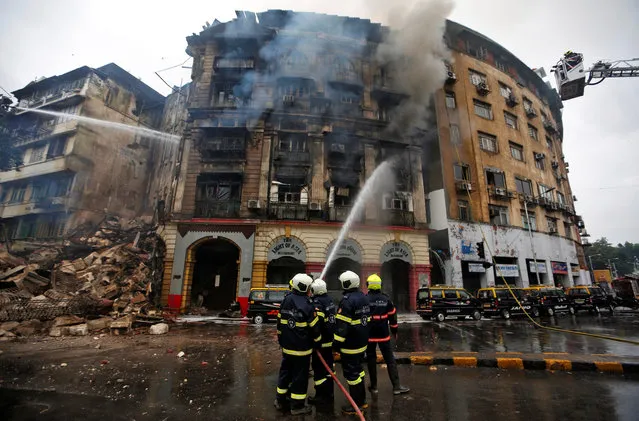Firefighters try to extinguish a fire at a building in Mumbai, June 9, 2018. (Photo by Francis Mascarenhas/Reuters)