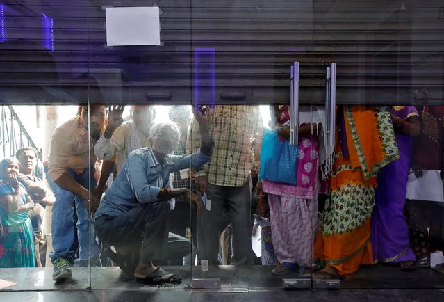 People wait for a bank to open in Lucknow, India, India, November 10, 2016. (Photo by Pawan Kumar/Reuters)