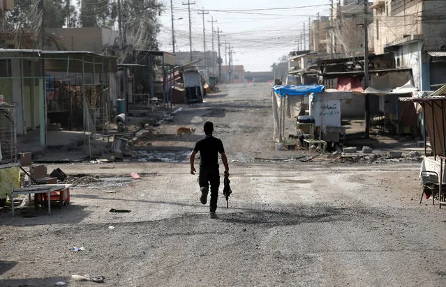 An Iraqi special forces soldier runs across a street in Mosul, Iraq November 14, 2016. (Photo by Goran Tomasevic/Reuters)