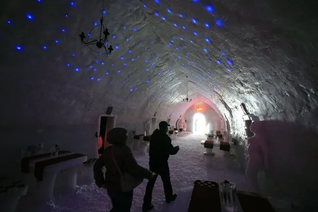 Tourists visit the Balea Lac Hotel of Ice in the Fagaras mountains January 29, 2015. (Photo by Radu Sigheti/Reuters)
