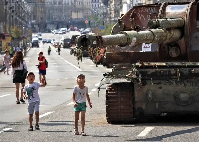 People attend an exhibition displaying destroyed Russian military vehicles located on the main street Khreshchatyk as part of the upcoming celebration of the Independence Day of Ukraine, amid Russia's invasion, in central Kyiv, Ukraine on August 21, 2023. (Photo by Gleb Garanich/Reuters)