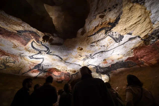 People visit the new replica of the Lascaux cave paintings, during the first public opening on December 15, 2016 in Montignac, in the Dordogne region of southwest France, more than seven decades after the prehistoric art was first discovered. (Photo by Mehdi Fedouach/AFP Photo)