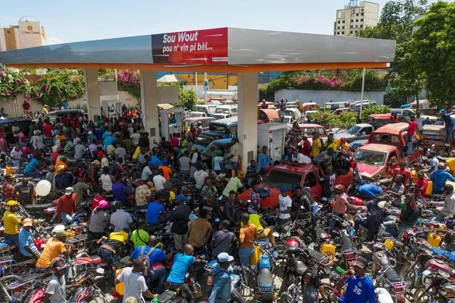 Moto taxis surround a gas station while waiting to fill up, in Port-au-Prince, Haiti on July 17, 2021. (Photo by Ricardo Arduengo/Reuters)