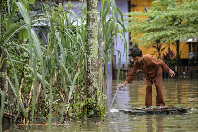 A boy travels through floodwaters in an improvised raft he made in Jal Besar, Malaysia's northeastern town of Tumpat, which borders with Thailand, on January 6, 2017. Serious flooding in Malaysia's northeast states for almost a week is showing some respite but has damaged homes, caused loss of income and disrupted schooling, victims said on January 6. (Photo by Mohd Rasfan/AFP Photo)
