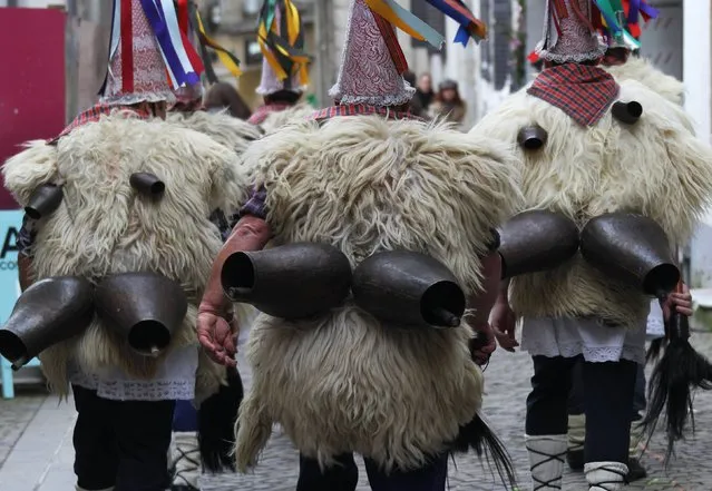 Joaldunak, or men with cowbells, march through the street as they take part in the Olentzero parade in Bayonne, southwestern France, Saturday, December 21, 2013. Olentzero is a Basque Christmas tradition, the joaldunaks are part of the culture and tradition of the Basque Country at carnival. (Photo by Bob Edme/AP Photo)