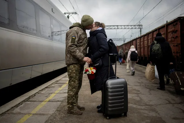 Ukrainian serviceman Vyacheslav greets his wife Viktoria, who is visiting him during a short break from his frontline duty, at the train station in Kramatorsk, Ukraine on December 22, 2023. (Photo by Thomas Peter/Reuters)