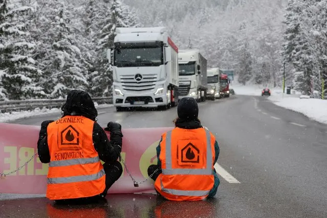 Climate activists from the group “Derniere Renovation” block the access road to the Mont-Blanc tunnel to protest the lack of international action at the COP15, the two-week U.N. Biodiversity summit, in Chamonix, France on December 9, 2022. (Photo by Denis Balibouse/Reuters)