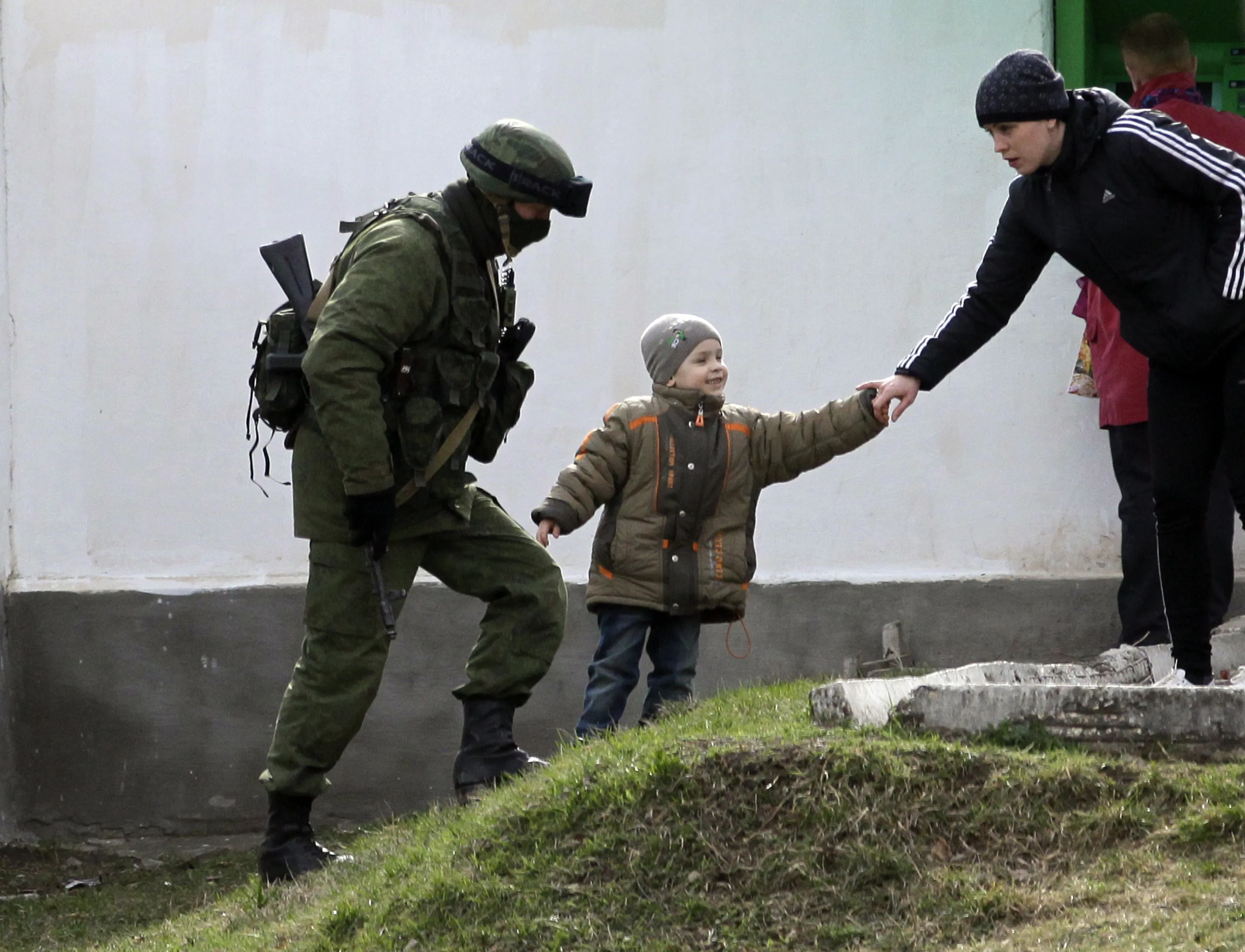Военные в мирной жизни. Русский солдат. Военный с ребенком.