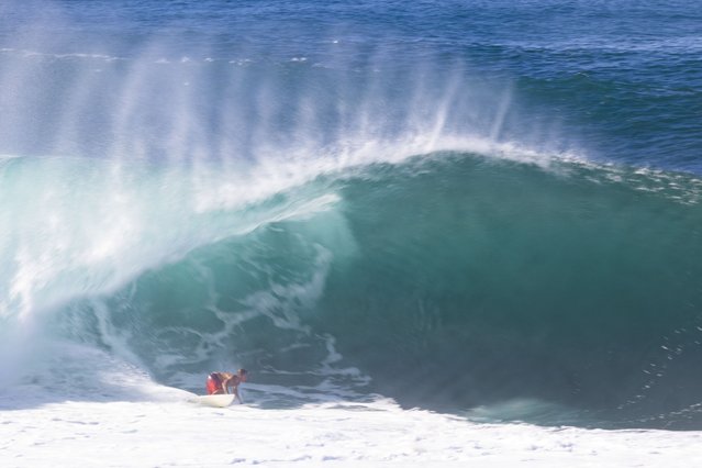 Surfer Benji Brand of Hawaii surfs during the Da Hui Backdoor Shootout at Pipeline, on the north shore of Oahu, Hawaii, on January 16, 2022. (Photo by Brian Bielmann/AFP Photo)