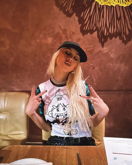Slimmed-down American singer-songwriter Christina Aguilera in the last decade of May 2024 throws up deuces. (Photo by xtina/Instagram)