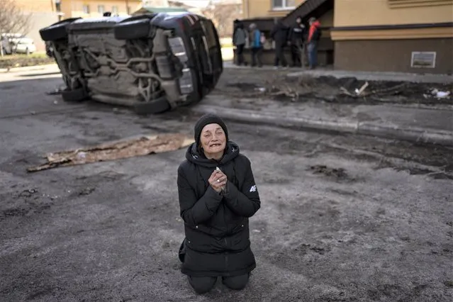 Tanya Nedashkivs'ka, 57, mourns the death of her husband, killed in Bucha, on the outskirts of Kyiv, Ukraine, Monday, April 4, 2022. Russia is facing a fresh wave of condemnation after evidence emerged of what appeared to be deliberate killings of civilians in Ukraine. (Photo by Rodrigo Abd/AP Photo)
