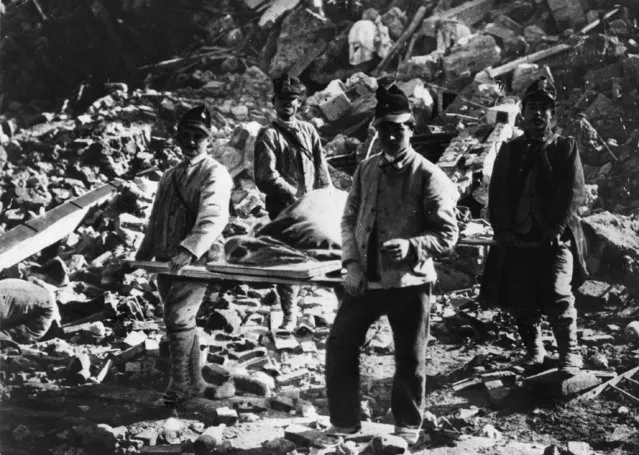 Italian soldiers recovering the dead after the earthquake at Messina, in which 77,000 people lost their lives, 28th December 1908. (Photo by Hulton Archive/Getty Images)