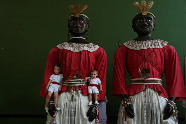 Children pose with two giants during San Fermin festival's “Comparsa de gigantes y cabezudos” (Parade of the Giants and Big Heads) in Pamplona, Spain July 9, 2017. (Photo by Susana Vera/Reuters)