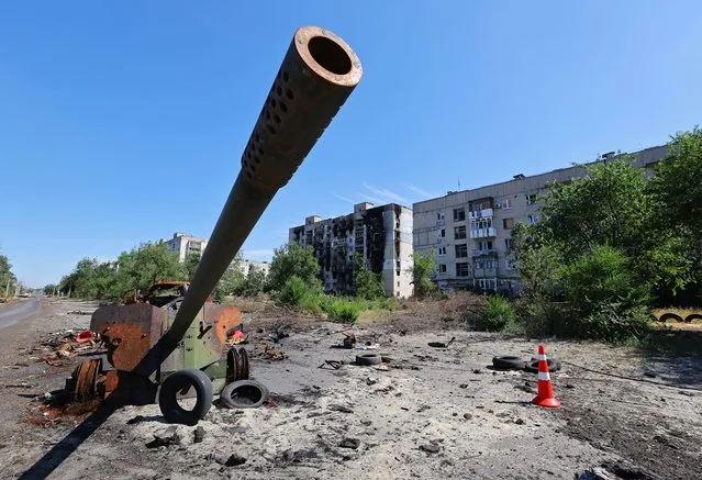 A view shows a destroyed anti-tank gun MT-12 “Rapira” during Ukraine-Russia conflict in the city of Sievierodonetsk in the Luhansk Region, Ukraine on June 30, 2022. (Photo by Alexander Ermochenko/Reuters)