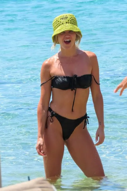 The 40-year-old Pussycat Dolls star Ashley Roberts flaunts incredible body with black bikini on the beach in Mykonos, Greece on August 9, 2022. (Photo by The Mega Agency)