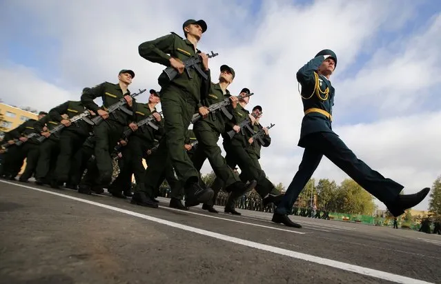 First year cadets of the Military University of Communication march during an oath-taking ceremony in St.Petersburg September 6, 2014. (Photo by Alexander Demianchuk/Reuters)