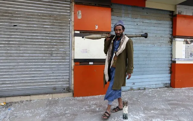 A Huthi rebel fighter is seen with a rocket propelled grenade (RPG) in front of the residence of Yemen' s former President Ali Abdullah Saleh in Sanaa on December 4, 2017. Yemen' s rebel- controlled interior ministry announced on December 4 the killing of the ex- president, as a video emerged showing what appeared to be Saleh' s corpse. (Photo by Mohammed Huwais/AFP Photo)