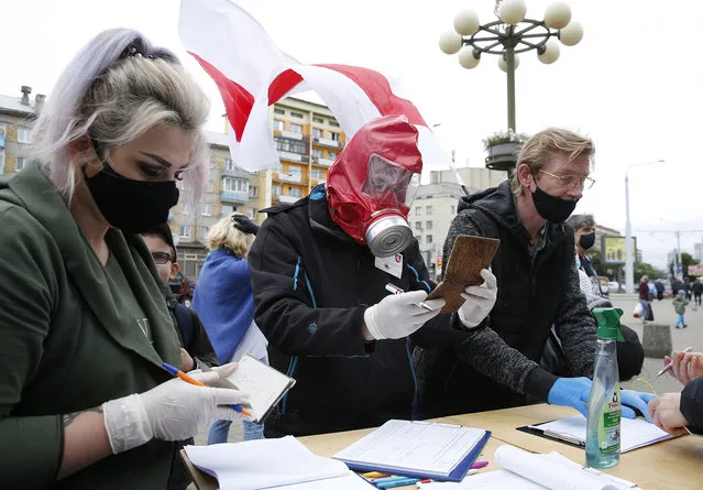 Activists wearing protective masks and gloves gather signatures in support of their potential candidates in the upcoming presidential elections in Minsk, Belarus, 14 June 2020. The presidential campaign has kicked off in Belarus, with the election scheduled for 09 August 2020. (Photo by Tatyana Zenkovich/EPA/EFE)