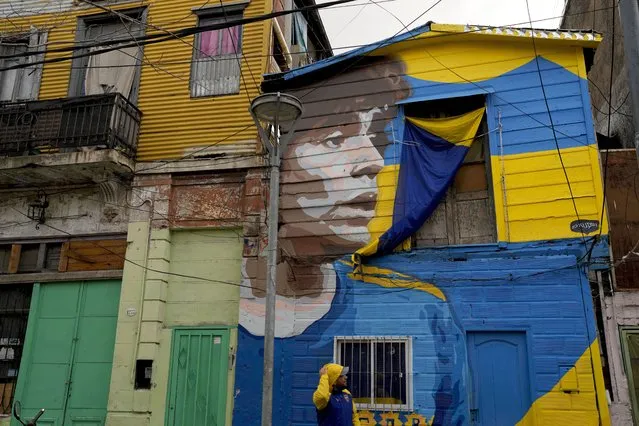 A mural of late soccer star Diego Maradona covers a home in La Boca neighborhood of Buenos Aires, Argentina, Wednesday, October 26, 2022. (Photo by Natacha Pisarenko/AP Photo)