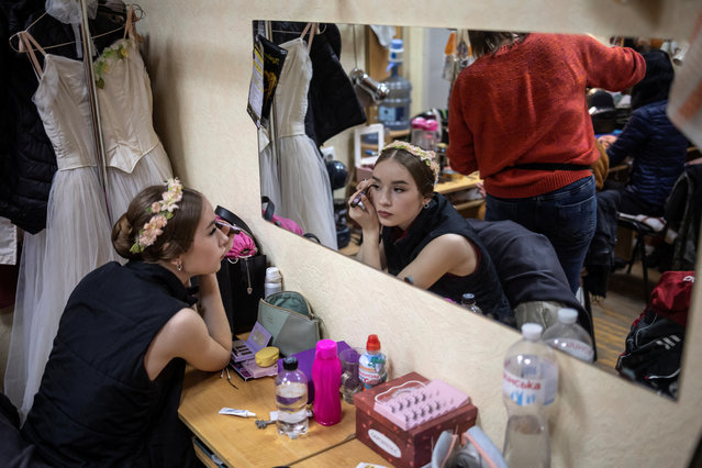 A ballerina puts makeup on before practising for the revival of the classical ballet “Chopiniana”, the first since Russia's full-scale invasion of Ukraine in 2022, in the underground area of the National Academic Opera and Ballet Theatre amid ongoing attacks, in Kharkiv, Ukraine, on April 27, 2025. (Photo by Marko Djurica/Reuters)