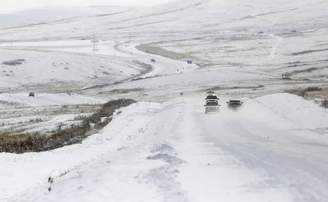 Cars drive along the M54 federal highway in the snow-covered steppe area near the town of Kyzyl in the Republic of Tuva (Tyva region), Russia, November 4, 2016. (Photo by Ilya Naymushin/Reuters)