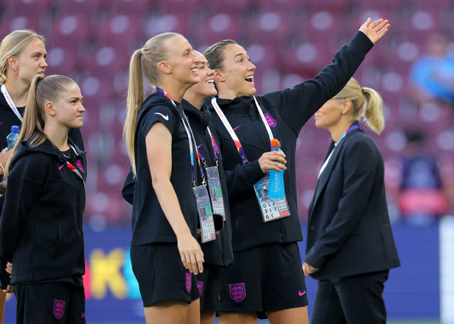 England's Lucy Bronze and teammates pose for a picture on the pitch before the match between England and Italy at Stade de Geneve on July 22, 2025 in Geneva, Switzerland. (Photo by Denis Balibouse/Reuters)