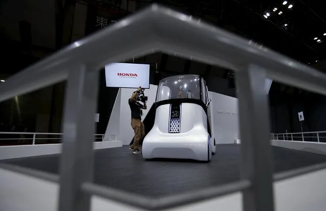 A videographer records a video of Honda Motor Co's personal mobility concept self-driving car "Wander Stand" at the 44th Tokyo Motor Show in Tokyo, Japan, October 28, 2015. (Photo by Yuya Shino/Reuters)