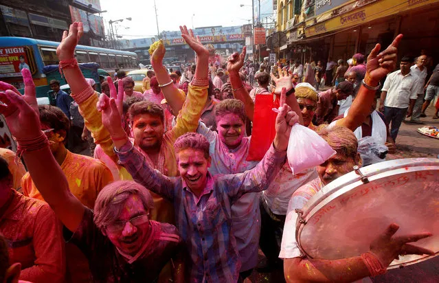 Hindu devotees, smeared in coloured powder, dance as they take part in a procession for Holi celebrations in Kolkata, India, February 28, 2018. (Photo by Rupak De Chowdhuri/Reuters)