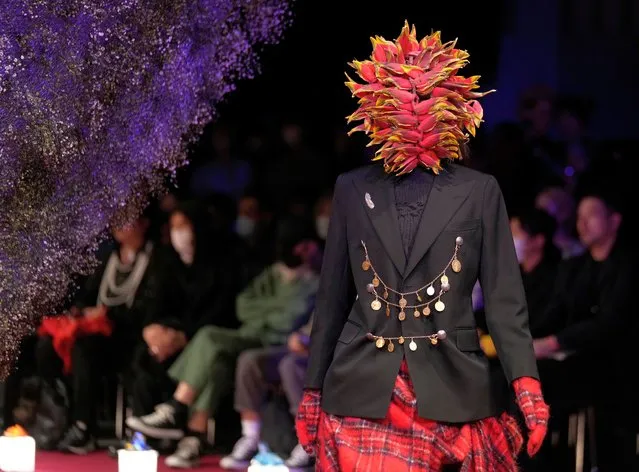 A model presents a creation from the 2023 Autumn/Winter collection by Japanese designer Rio Onui for the label “D.Nart.Ampta” during the Tokyo Fashion Week in Tokyo, Japan on March 13, 2023. The presentation of the 2023 Autumn/Winter collections runs from 13 to 18 March. (Photo by Franck Robichon/EPA/EFE)