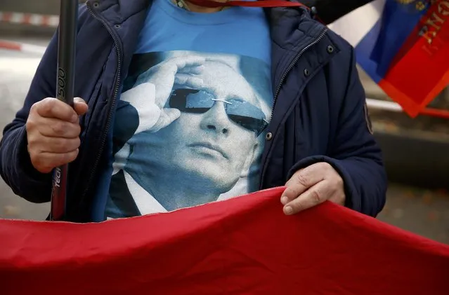 A protester supporting Russian President Vladimir Putin demonstrates in front of the German Chancellery prior to his visit by in Berlin, Germany October 19, 2016. (Photo by Axel Schmidt/Reuters)