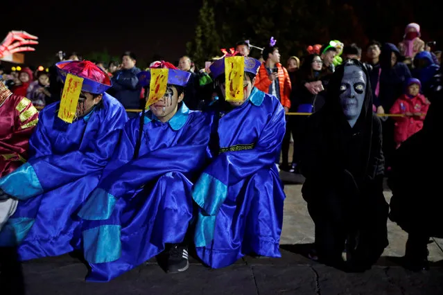Performers wait to attend a Halloween parade at Happy Valley park in Beijing, China October 31, 2016. (Photo by Jason Lee/Reuters)