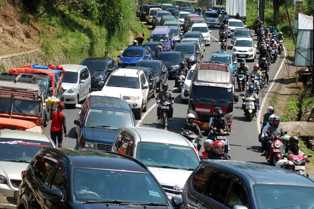 Travellers in their vehicles endure a long traffic jam at Nagrek in Bandung on April 24, 2023, as people return to big cities following the Eid al-Fitr holiday in their respective hometowns. (Photo by Timur Matahari/AFP Photo)