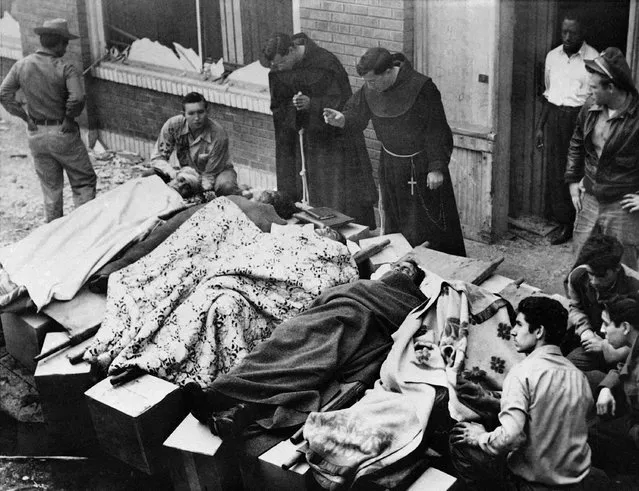 Franciscan priests give last rites to victims of a blast in downtown Los Angeles following an explosion at the O'Connor Electro-Plating Company, February 20, 1947, which killed and injured many people. (Photo by AP Photo)