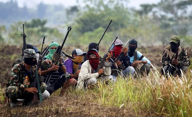 A Christian armed vigilante group which called themselves “Red God’s Defenders” hold their weapons as they appear to the media for the first time in their mountain hideout in central Mindanao in southern Philippines, January 19, 2016. The group burned a black flag similar to one used by Islamic State jihadists, vowing to fight any attempt spread its roots in the Asian country. (Photo by Reuters/Stringer)