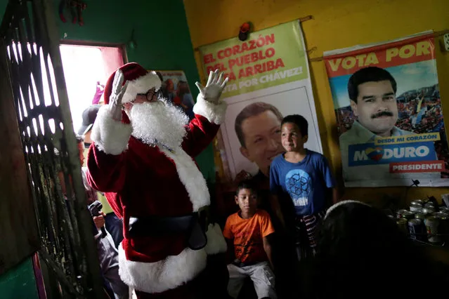 Santa Claus gestures during a visit to residents of the slum of Petare in Caracas, Venezuela, December 11, 2016. (Photo by Ueslei Marcelino/Reuters)