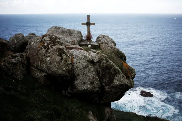A cross is seen on a rock on the coast of Ferrol, in the northwestern Spanish region of Galicia, December 14, 2016. (Photo by Nacho Doce/Reuters)