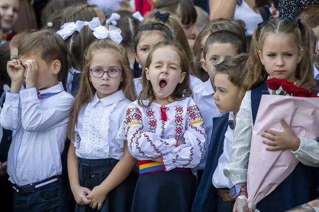 A little girl yawns during the opening ceremony of scholar year at lyceum named after Moldovan writer Gheorghe Asachi in Chisinau, Moldova, 01 September 2022. The school year traditionally starts on 01 September in the countries of the former Soviet Union. (Photo by Dumitru Doru/EPA/EFE)