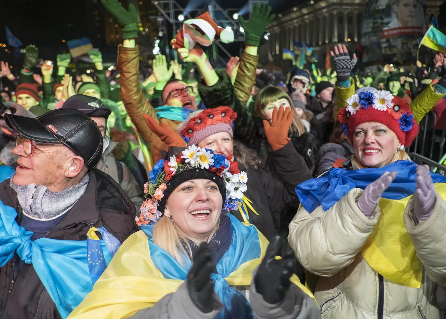 О чем говорят украинцы сегодня. Скачут на Майдане. Украинцы на Майдане. Украинцы радуются. Радостный хохол.