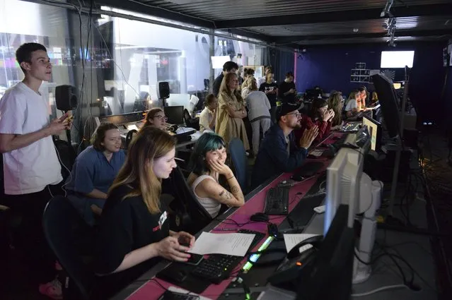Journalists work in a news room of the Dozhd (Rain) TV channel in Moscow, Russia, Friday, August 20, 2021. Russian authorities have designated a top independent TV channel as a “foreign agent”, intensifying pressure on critical media ahead of next month's parliamentary election. The Justice Ministry announced Friday that the Dozhd (Rain) TV channel and the Vazhnye Istorii (Importrant Stories) investigative online outlet have been added to the list of “foreign agents” along with seven of its journalists. (Photo by Denis Kaminev/AP Photo)