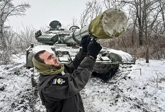 A Ukrainian serviceman of the 128th separate mountain assault Transcarpathian brigade of the Armed Forces of Ukraine takes part in tank drills, amid Russia's attack on Ukraine, in Zaporizhzhia region, Ukraine on January 11, 2024. (Photo by Reuters/Stringer)
