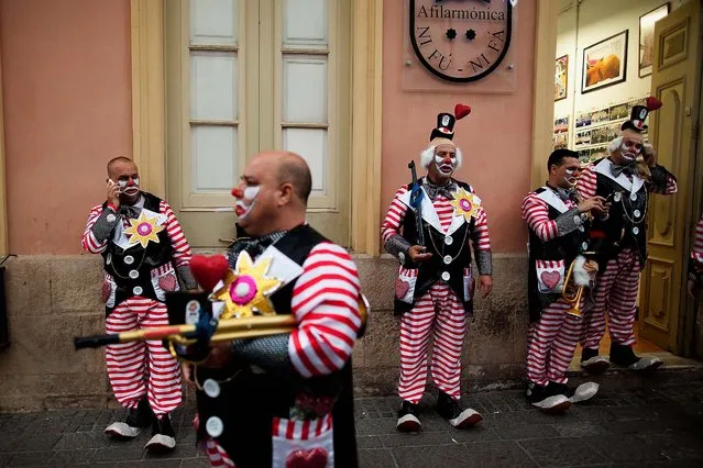 Members of the “Afilarmonica Nifu-Nifa” carnival group wait outside their headquarters before they take part in the opening parade of the Carnival in Santa Cruz de Tenerife on the Canary island of Tenerife, Spain, February 28. “Afilarmonica Nifu-Nifa” received its name in 1961 and is the oldest carnival group of the city. (Photo by Blazquez Dominguez/Getty Images)
