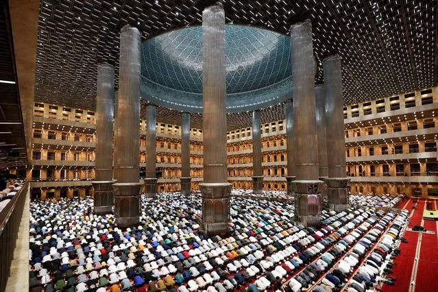 Indonesian Muslims attend the evening mass prayers called “Tarawih” on the first night of the holy fasting month of Ramadan, at the Grand mosque of Istiqlal in Jakarta, Indonesia, on March 11, 2024. (Photo by Willy Kurniawan/Reuters)
