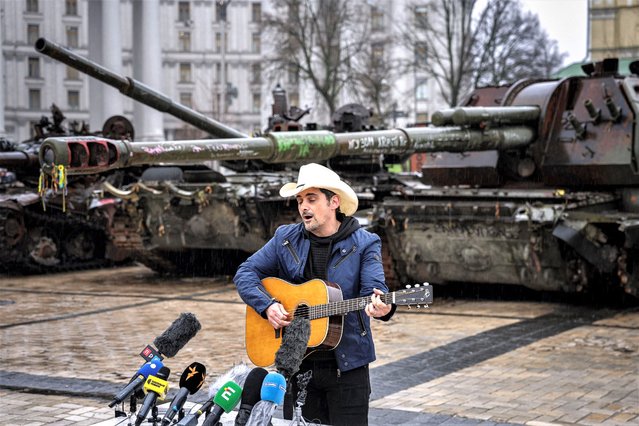 US country star Brad Paisley performs in front of destroyed Russian military equipment  at the Mikhailovsky Square in Kyiv on April 12, 2023, amid the Russian invasion of Ukraine. (Photo by Dimitar Dilkoff/AFP Photo)