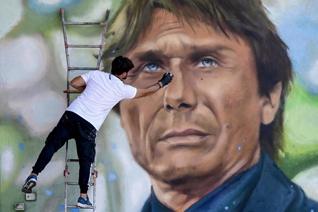 The street artist Luciano Ranieri creates a large mural with the portrait of the new SSC Napoli coach Antonio Counte, in Naples, Italy, 29 June 2024. Five meters by four are the dimensions of the work commissioned to Ranieri by an entrepreneur of proven Azzurri faith as soon as the certainty of the hiring of the former Juve and Chelsea coach became widespread in the city. (Photo by Ciro Fusco/EPA)