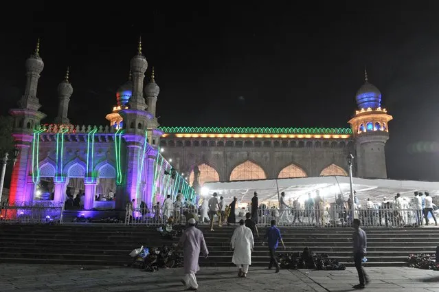 Indian Muslim arrive to offer the first “Taraveeh” offer the first “Taraveeh” (special night prayers) at Mecca Masjid in Hyderabad on May 27, 2017, ahead of the start of the Muslim holy month of Ramadan. Muslims across the world fast from the beginning of the ninth month in the lunar calendar which marks the start of Ramadan is a time for spiritual reflection, prayers and fasting. During Ramadan practicing Muslims do not eat, drink, smoke or have s*x between sunrise and sunset. (Photo by Noah Seelam/AFP Photo)