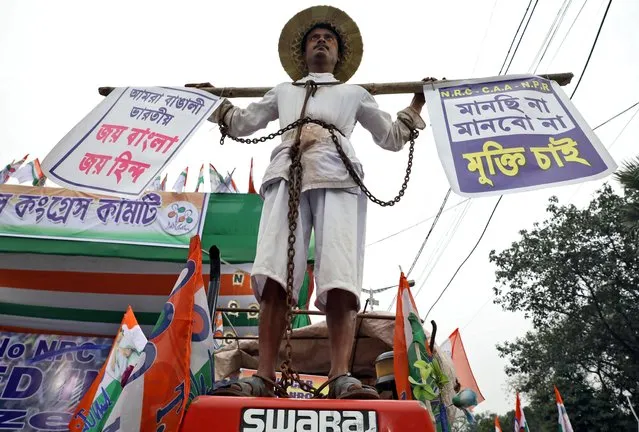 A demonstrator wearing a chain attends a protest against a new citizenship law, in Kolkata, India, February 7, 2020. (Photo by Rupak De Chowdhuri/Reuters)