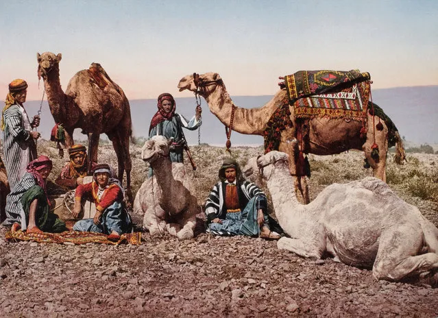 Photochromes soon became wildly popular and enjoyed global success, especially as postcards. Here: Camel drivers in the desert, 1895. (Photo by Swiss Camera Museum/The Guardian)