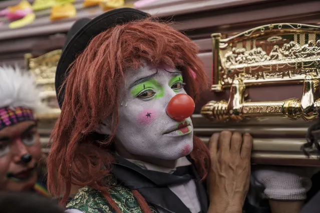 Clowns carry the coffin with the remains of Joselin Chacón Lobo known as “Chispita” upon arrival at a cemetery, in Amatitlan, Guatemala, Sunday, July 3, 2022. Chacón Lobo disappeared for almost two months along with his partner, Nelson Estiven Villatoro, who also worked as a clown, both were found buried at a clandestine site on Friday in a peripheral area of the Guatemalan capital. (Photo by Moises Castillo/AP Photo)