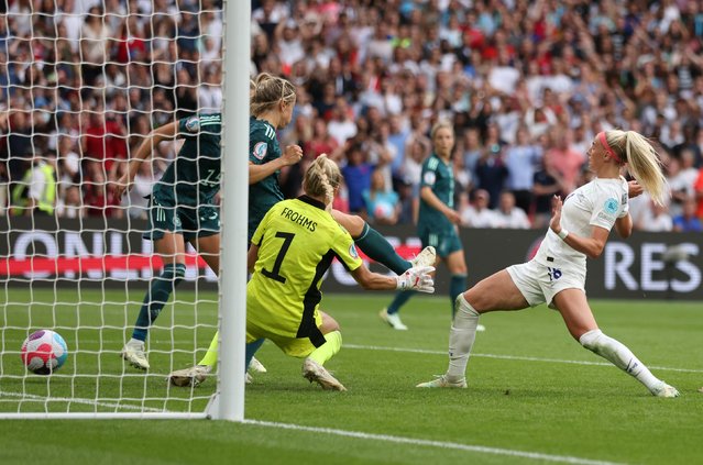 Chloe Kelly of England scores their side's second goal in extra time during the UEFA Women's Euro 2022 final match between England and Germany at Wembley Stadium on July 31, 2022 in London, England. (Photo by Naomi Baker/Getty Images)