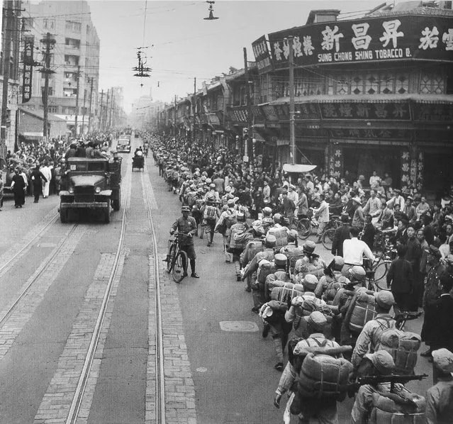 1949年5月，四川路上的国军“胜利”游行。 看来“战上海”里描述的国军战败后的庆祝游行还是有事实依据的。 (In May 1949, Sichuan Road, Guojun 'victory' parade. Opinion described in the war Shanghai Guojun after the defeat of the parade or factual basis)